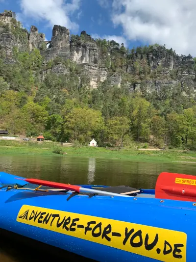 ein kanu in der elbe vor der Bastei