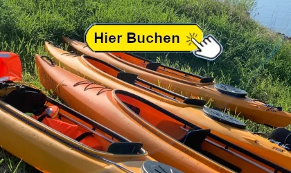 eine gruppe kajaks am ufer der Elbe